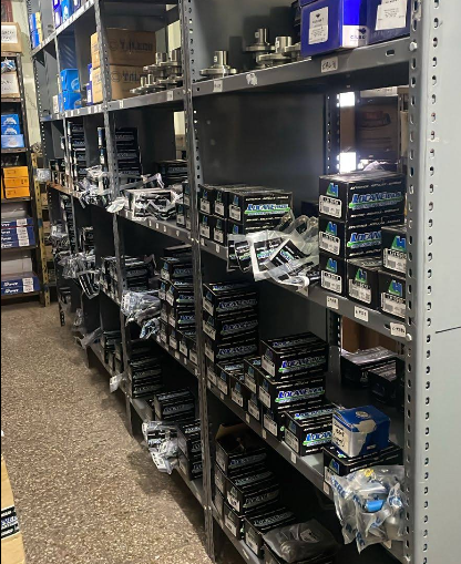 Amortiguadores y componentes de suspensión en estantería